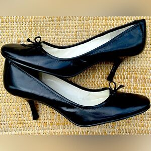 BANDOLINO s8.5 blk leather kitten heels-look new-round toe w/bow-very lady like!